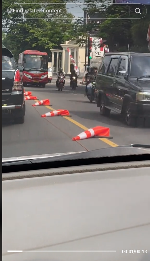 Saking Panasnya, Traffic Cone Sampai Meleyot di Tengah Jalan Kota Semarang
