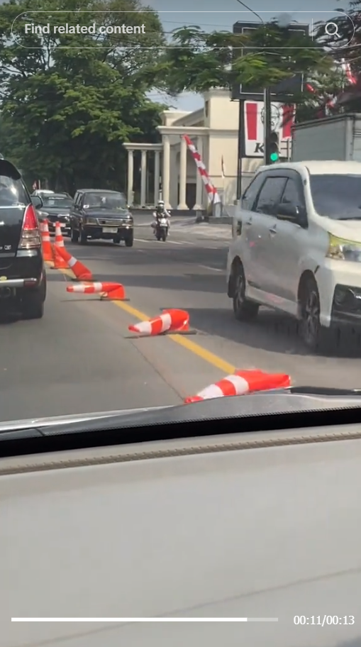 Saking Panasnya, Traffic Cone Sampai Meleyot di Tengah Jalan Kota Semarang