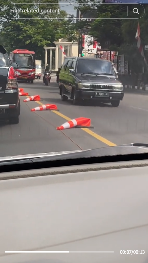 Saking Panasnya, Traffic Cone Sampai Meleyot di Tengah Jalan Kota Semarang
