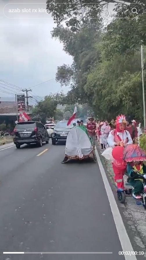 Penampakan Keranda Racing Ikut Pawai 17 Agustus, Tulisan di Sarungnya Bikin Salah Fokus