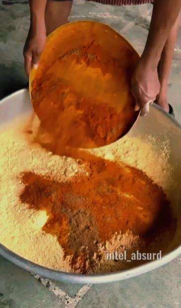 Proses pembuatan makanan aneh di India.