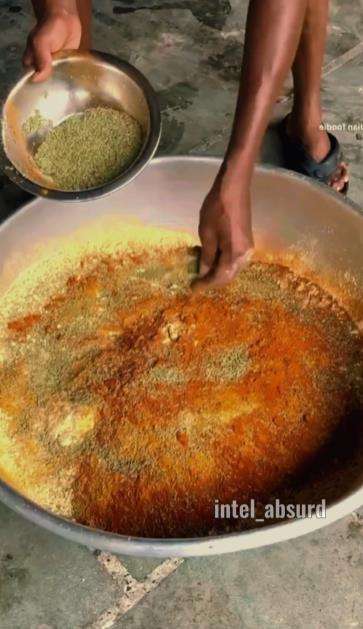 Proses pembuatan makanan aneh di India.