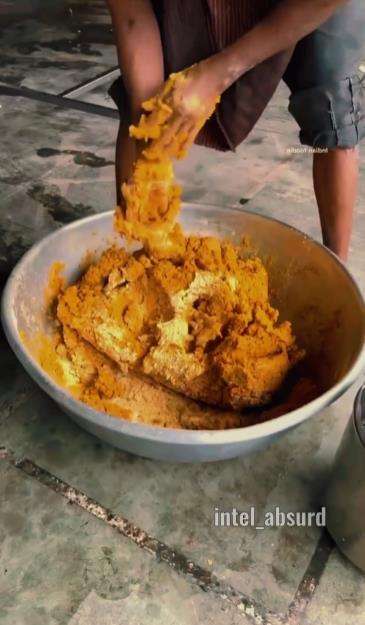 Proses pembuatan makanan aneh di India.