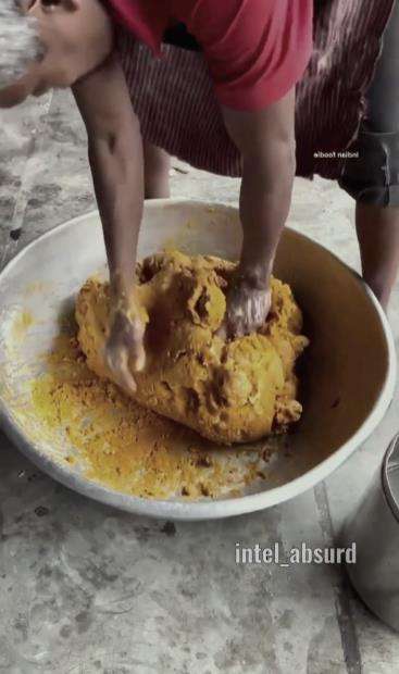 Proses pembuatan makanan aneh di India.