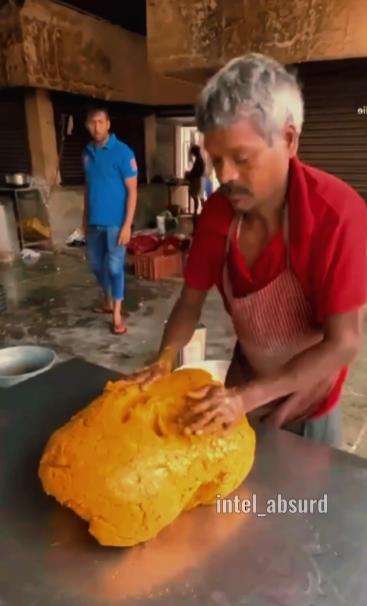 Proses pembuatan makanan aneh di India.