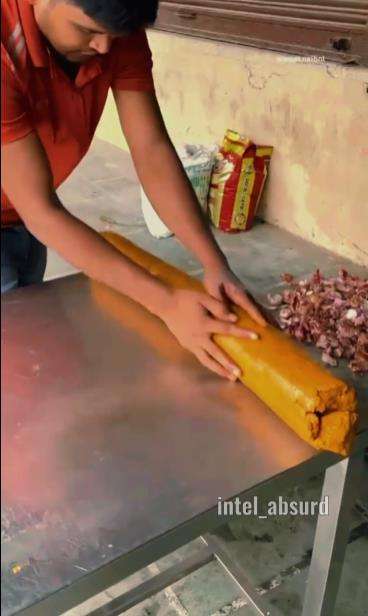 Proses pembuatan makanan aneh di India.