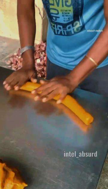 Proses pembuatan makanan aneh di India.