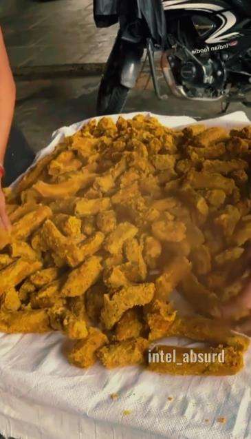 Proses pembuatan makanan aneh di India.