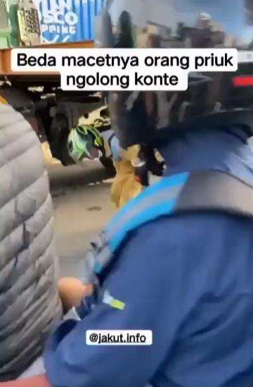 Cara nekat pemotor atas kemacetan di Tanjung Priok-Marunda.