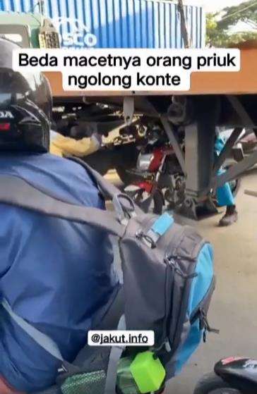 Cara nekat pemotor atas kemacetan di Tanjung Priok-Marunda.