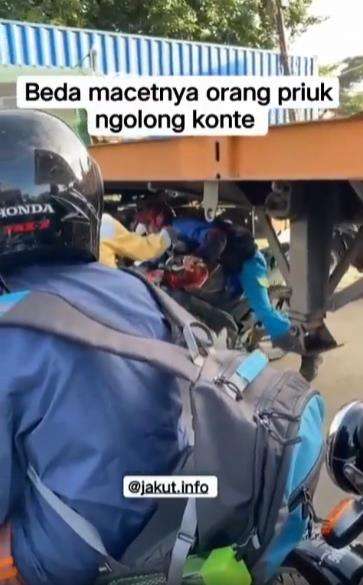 Cara nekat pemotor atas kemacetan di Tanjung Priok-Marunda.