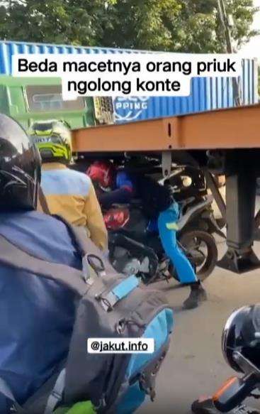 Cara nekat pemotor atas kemacetan di Tanjung Priok-Marunda.