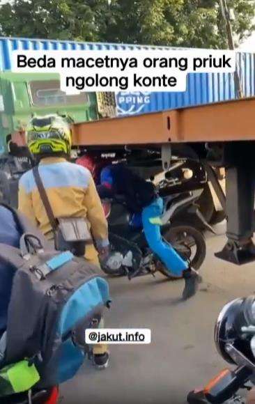 Cara nekat pemotor atas kemacetan di Tanjung Priok-Marunda.