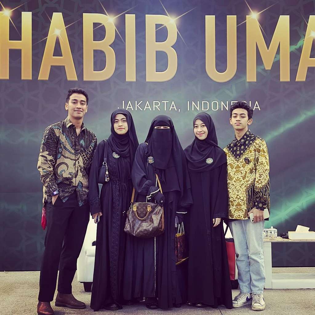 Umi Pipik bersama keempat anaknya