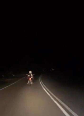 Aksi gadis kasih penerangan sepeda motor kakek tanpa lampu depan.