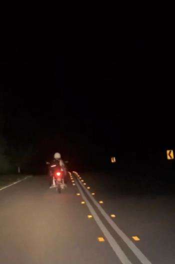 Aksi gadis kasih penerangan sepeda motor kakek tanpa lampu depan.