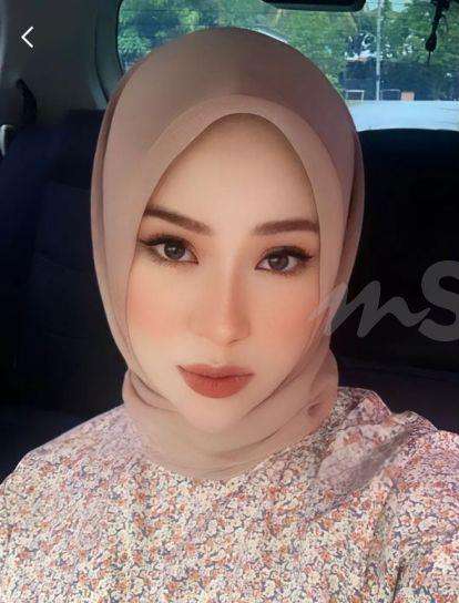 Aksi gadis kasih penerangan sepeda motor kakek tanpa lampu depan.