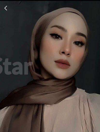 Aksi gadis kasih penerangan sepeda motor kakek tanpa lampu depan.