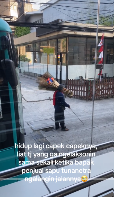 Respect! Sopir Bus Rela Jalan Perlahan dan Tak Bunyikan Klakson saat Ada Bapak Tunanetra di Depannya