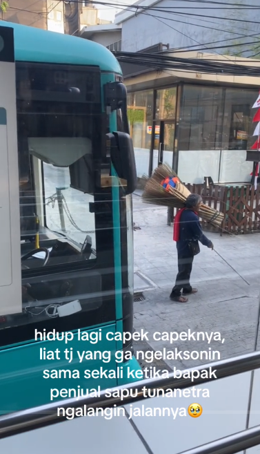 Respect! Sopir Bus Rela Jalan Perlahan dan Tak Bunyikan Klakson saat Ada Bapak Tunanetra di Depannya