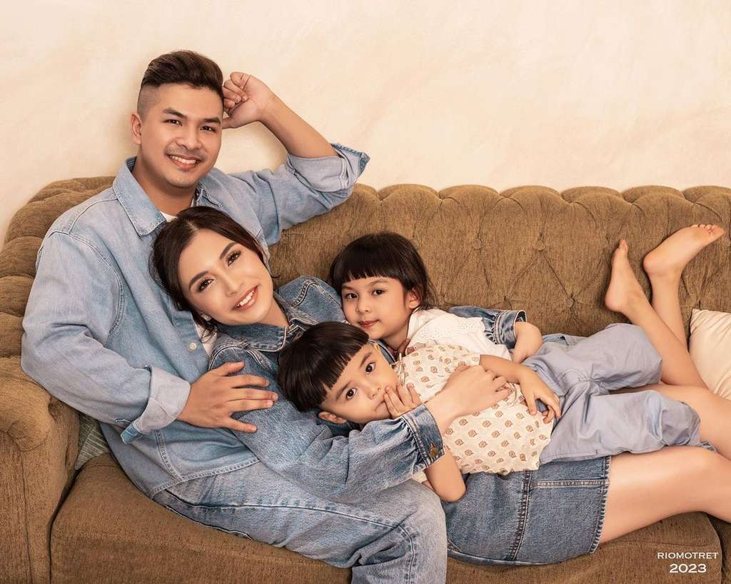 Potret keluarga Chelsea Olivia dan Glen