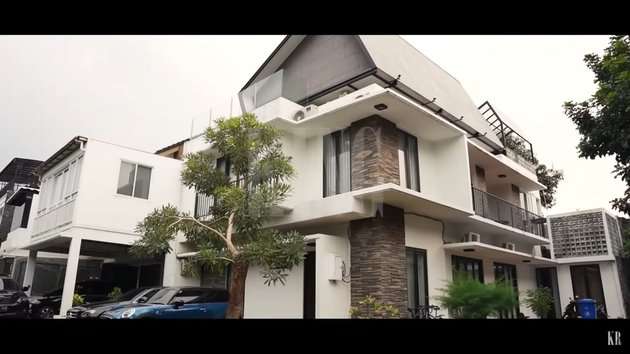 Potret rumah penyanyi Ello