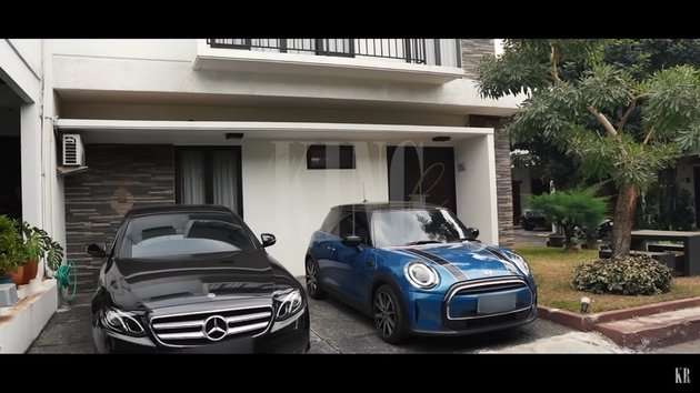 Potret rumah penyanyi Ello