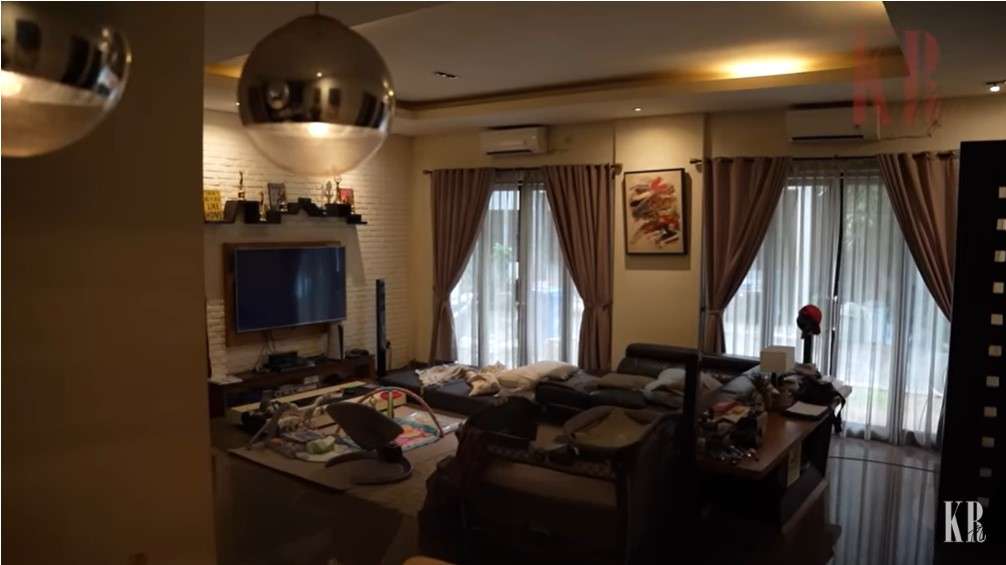 Potret rumah penyanyi Ello