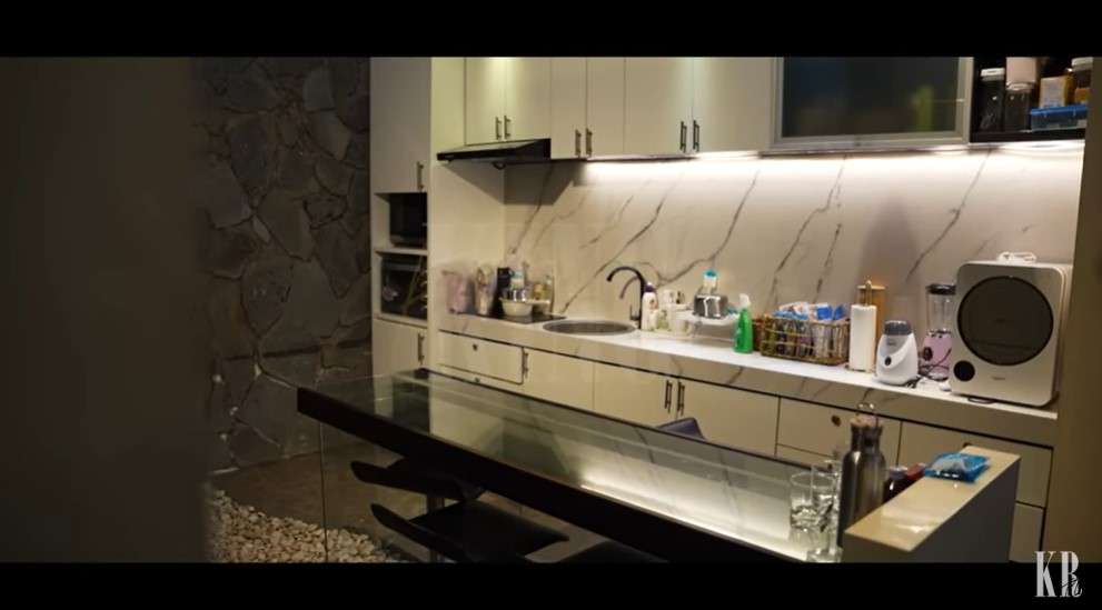 Potret rumah penyanyi Ello