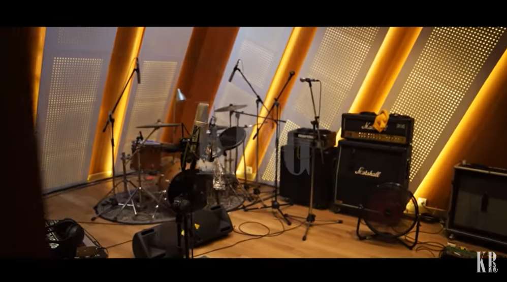 Potret rumah penyanyi Ello