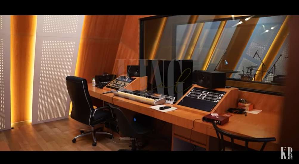 Potret rumah penyanyi Ello