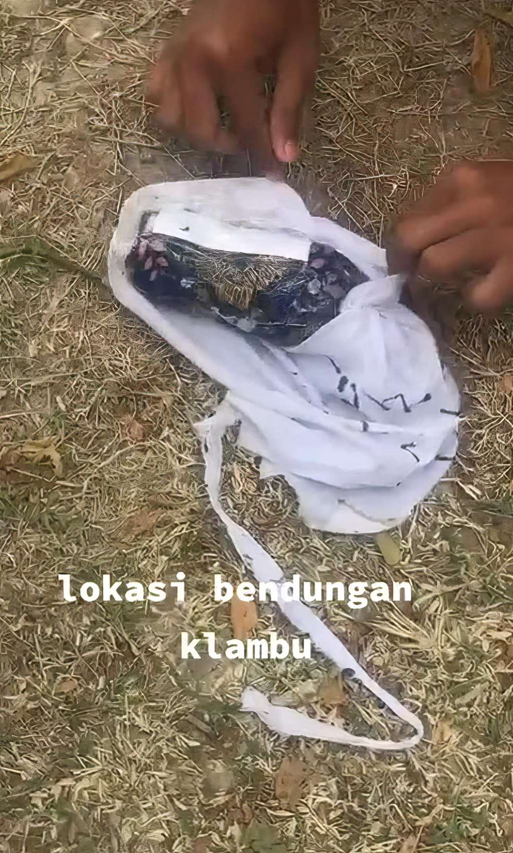 Pemancing temukan bungkusan misterius di bendungan.