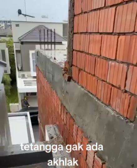 Bapak-bapak mengeluh lantai dua rumah tetangga menutupi jendelanya.