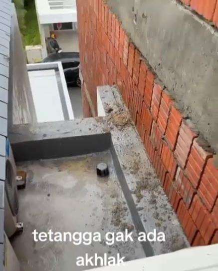 Bapak-bapak mengeluh lantai dua rumah tetangga menutupi jendelanya.