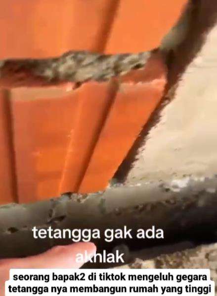 Bapak-bapak mengeluh lantai dua rumah tetangga menutupi jendelanya.