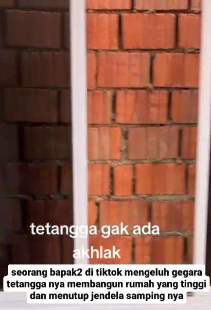 Bapak-bapak mengeluh lantai dua rumah tetangga menutupi jendelanya.