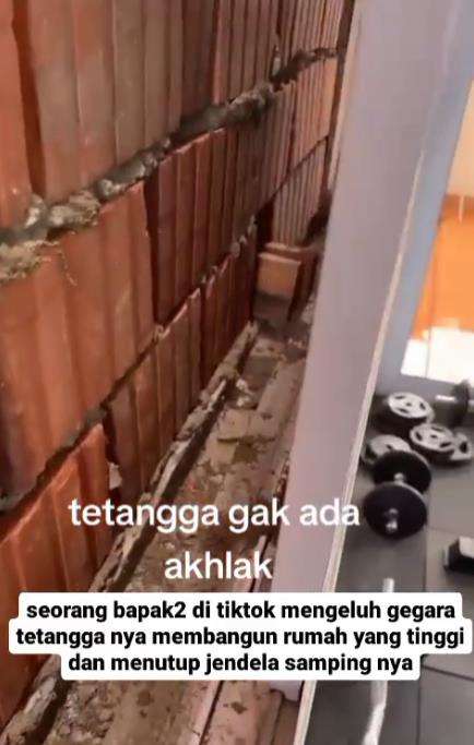 Bapak-bapak mengeluh lantai dua rumah tetangga menutupi jendelanya.