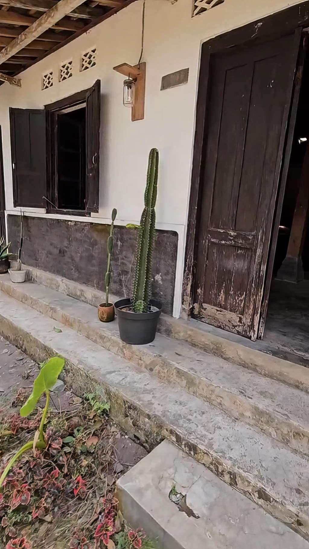 Dari luar kelihatan 'ndeso', rumah kampung ini punya kamar tidur dan kamar mandi yang estetik.