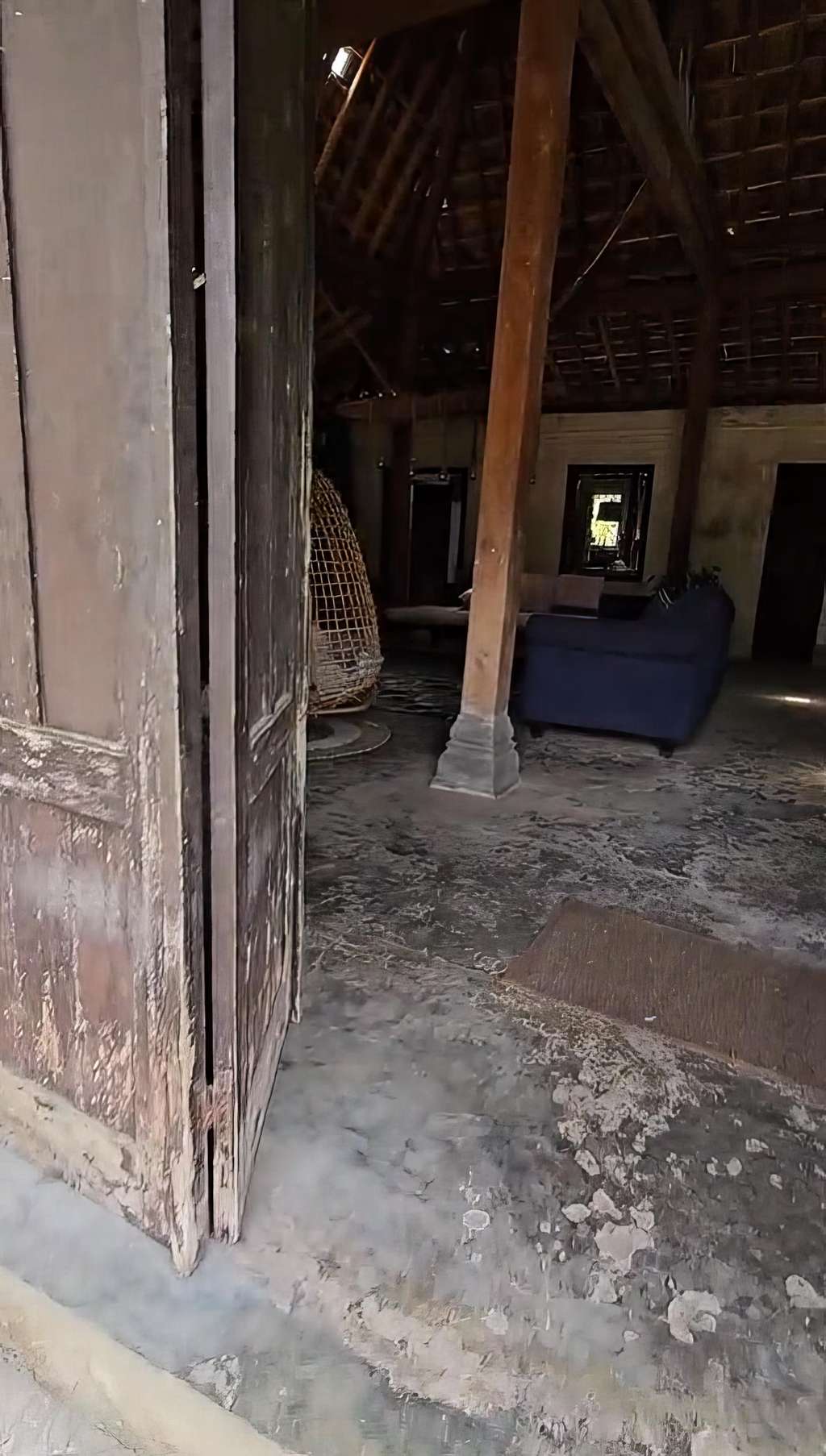 Dari luar kelihatan 'ndeso', rumah kampung ini punya kamar tidur dan kamar mandi yang estetik.