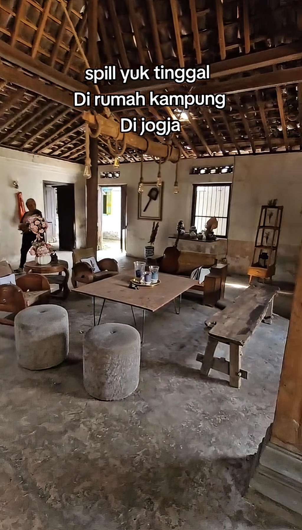 Dari luar kelihatan 'ndeso', rumah kampung ini punya kamar tidur dan kamar mandi yang estetik.