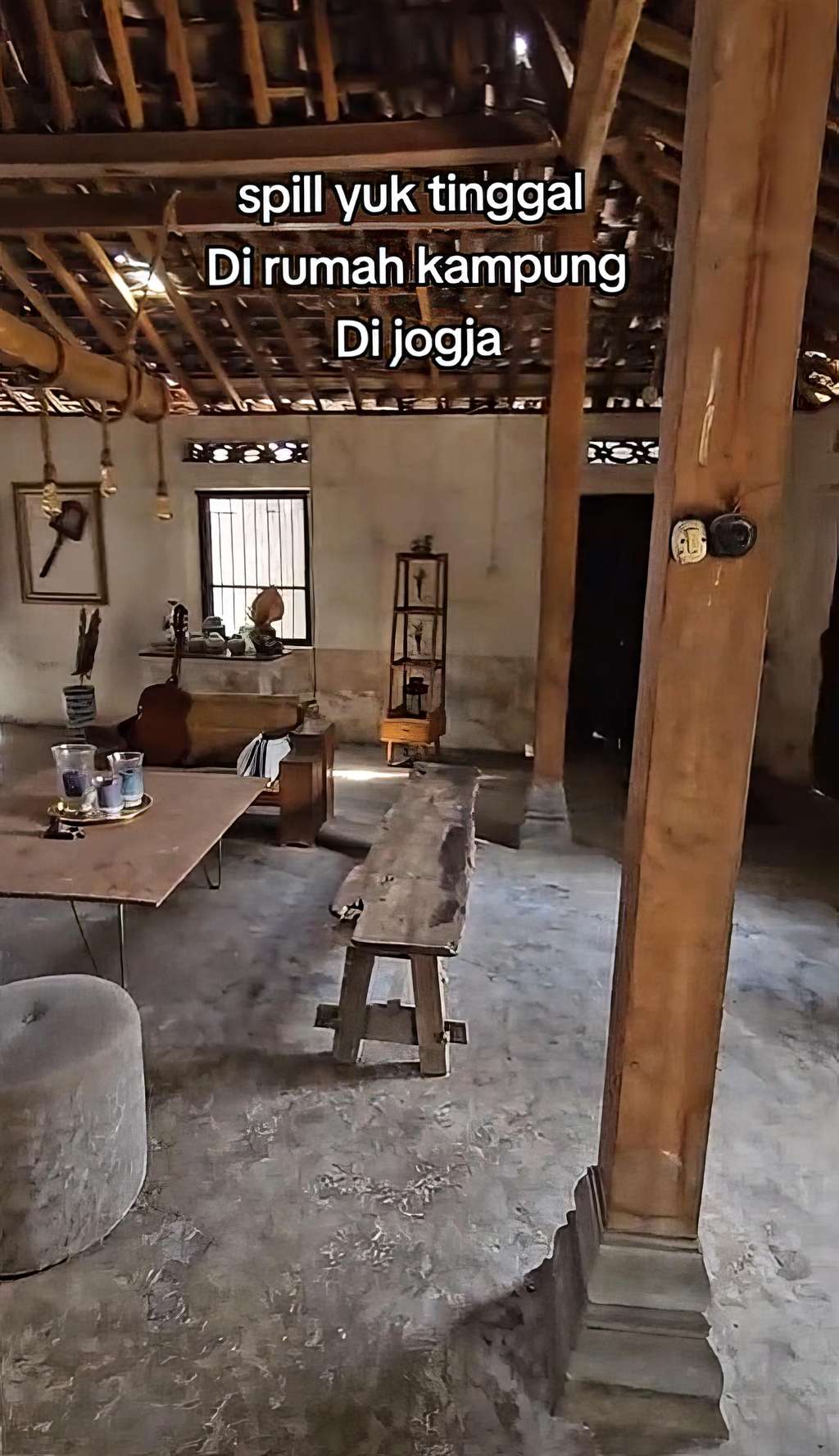 Dari luar kelihatan 'ndeso', rumah kampung ini punya kamar tidur dan kamar mandi yang estetik.