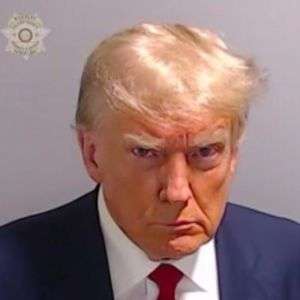 Tampang Cemberut Trump saat Menyerahkan Diri ke Penjara, Langsung Ditahan