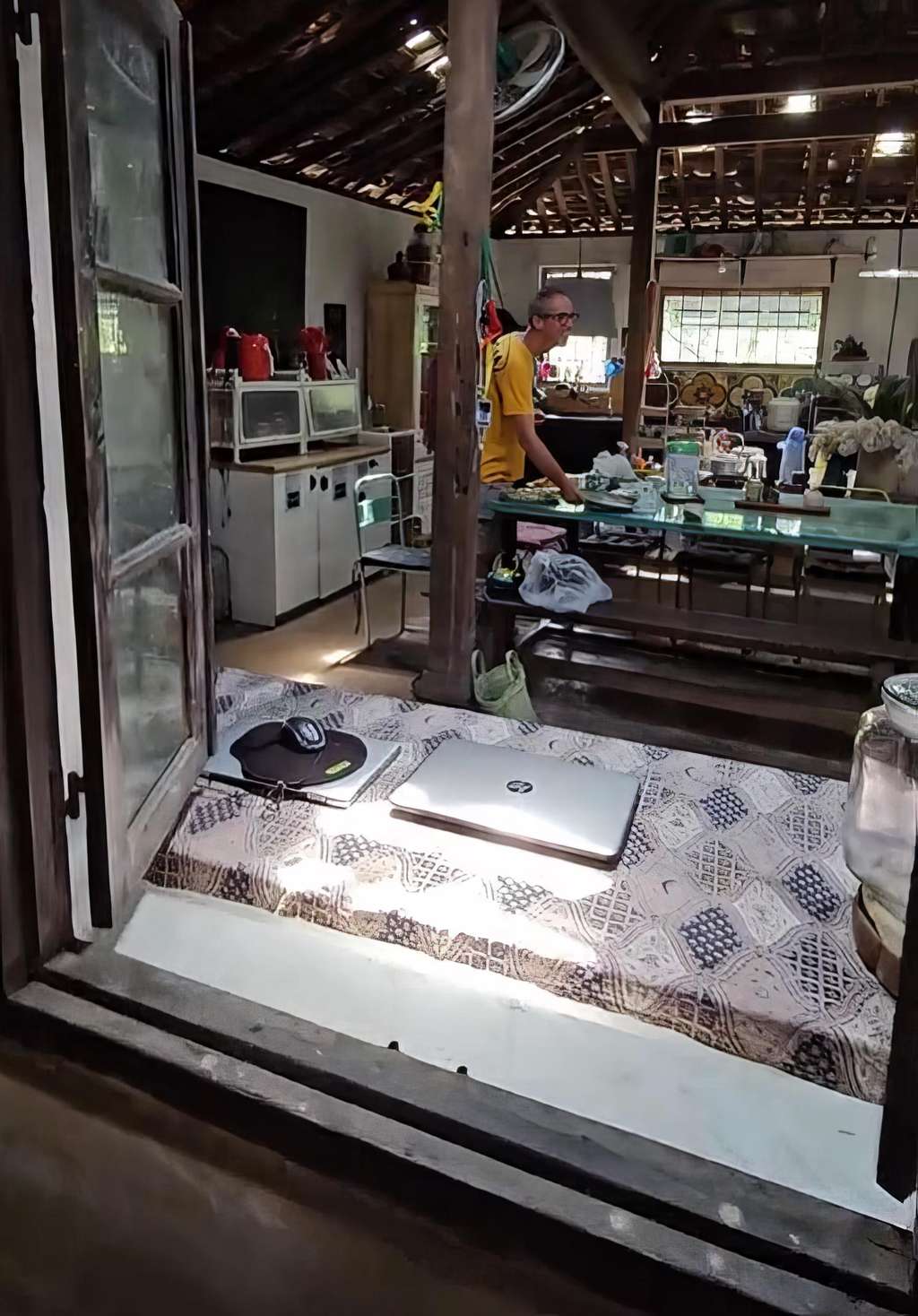 Dari luar kelihatan 'ndeso', rumah kampung ini punya kamar tidur dan kamar mandi yang estetik.