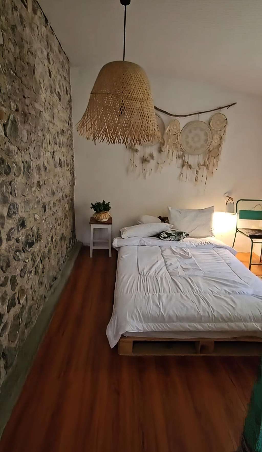 Dari luar kelihatan 'ndeso', rumah kampung ini punya kamar tidur dan kamar mandi yang estetik.