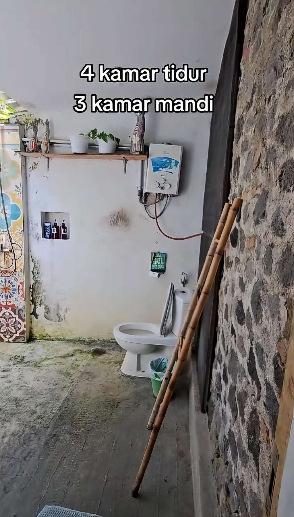 Dari luar kelihatan 'ndeso', rumah kampung ini punya kamar tidur dan kamar mandi yang estetik.