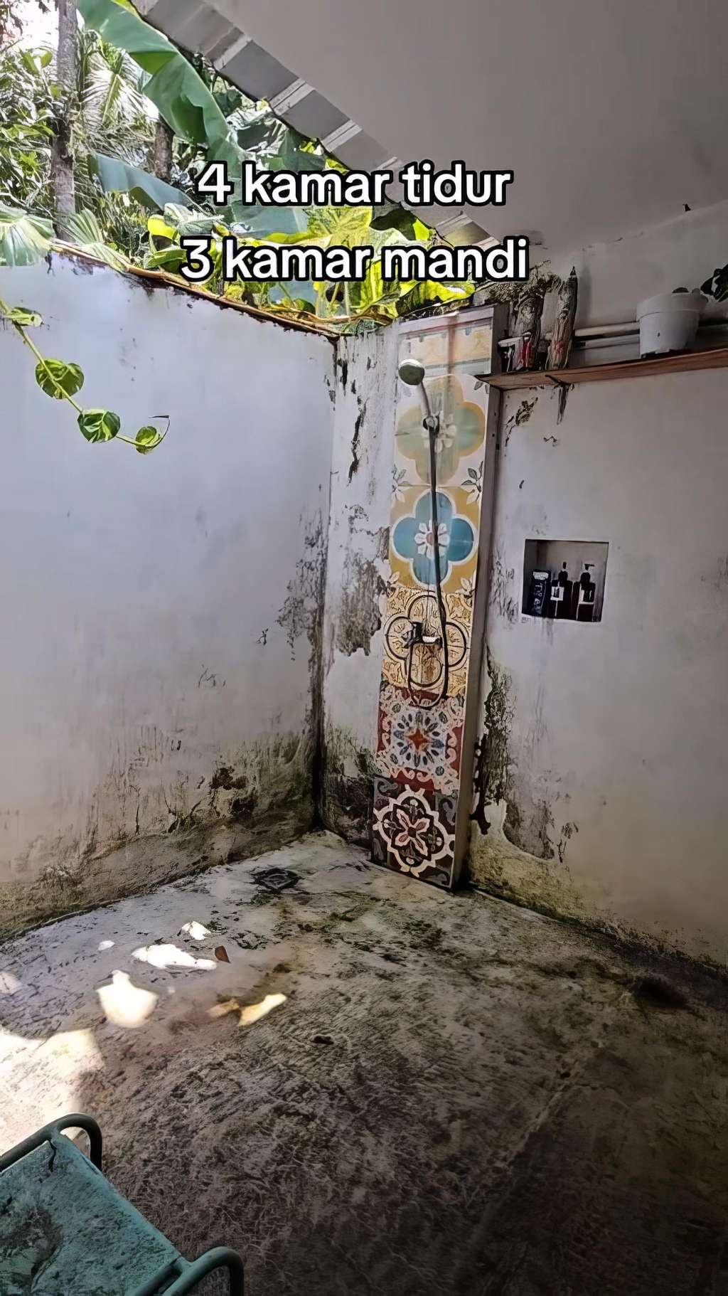 Dari luar kelihatan 'ndeso', rumah kampung ini punya kamar tidur dan kamar mandi yang estetik.