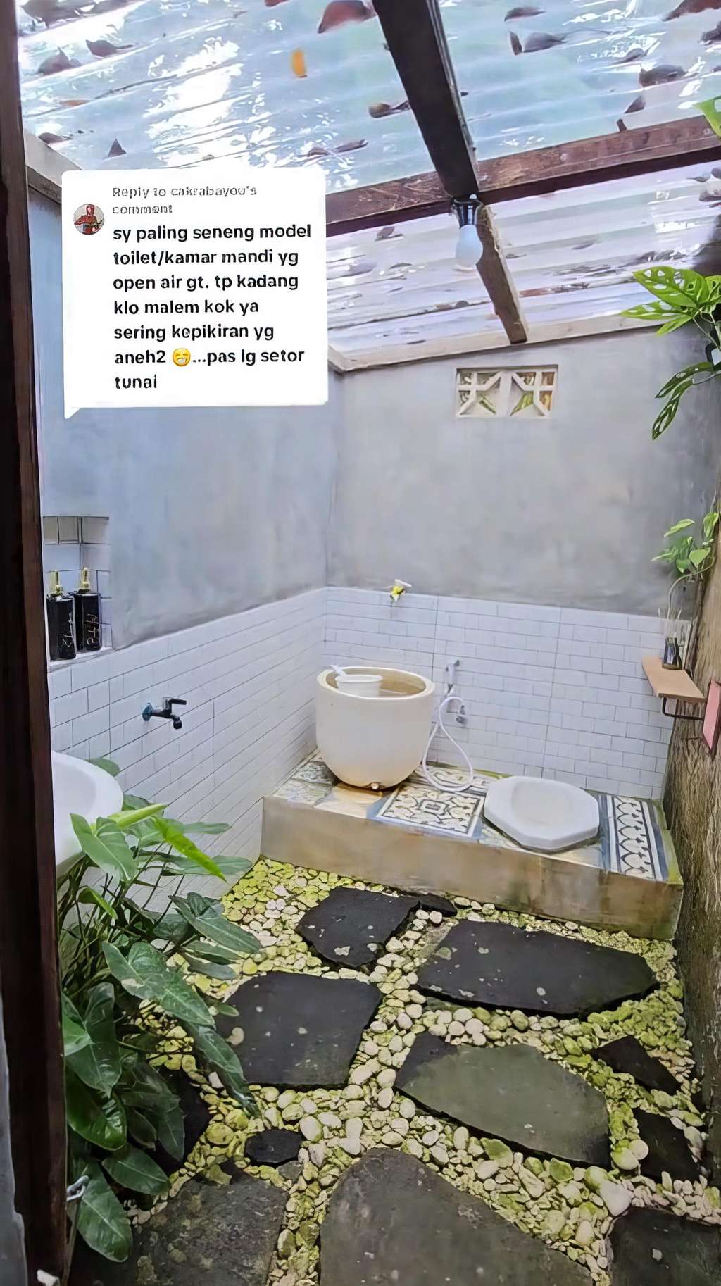 Dari luar kelihatan 'ndeso', rumah kampung ini punya kamar tidur dan kamar mandi yang estetik.