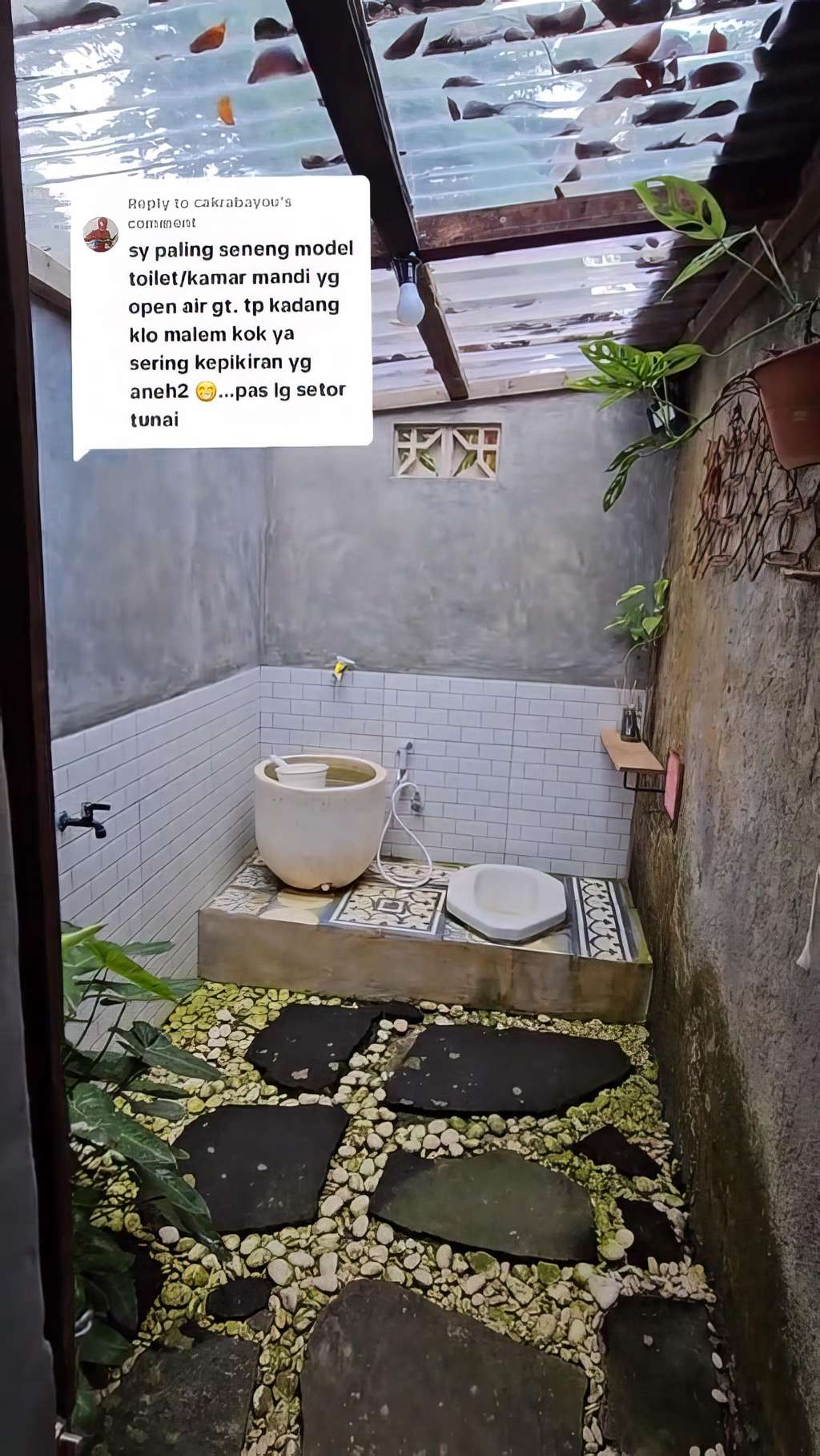 Dari luar kelihatan 'ndeso', rumah kampung ini punya kamar tidur dan kamar mandi yang estetik.