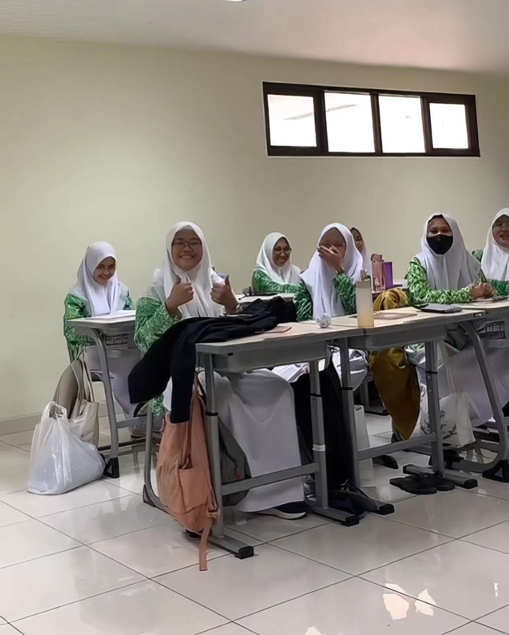 Viral guru kesulitan menyebut nama muridnya saat absen.