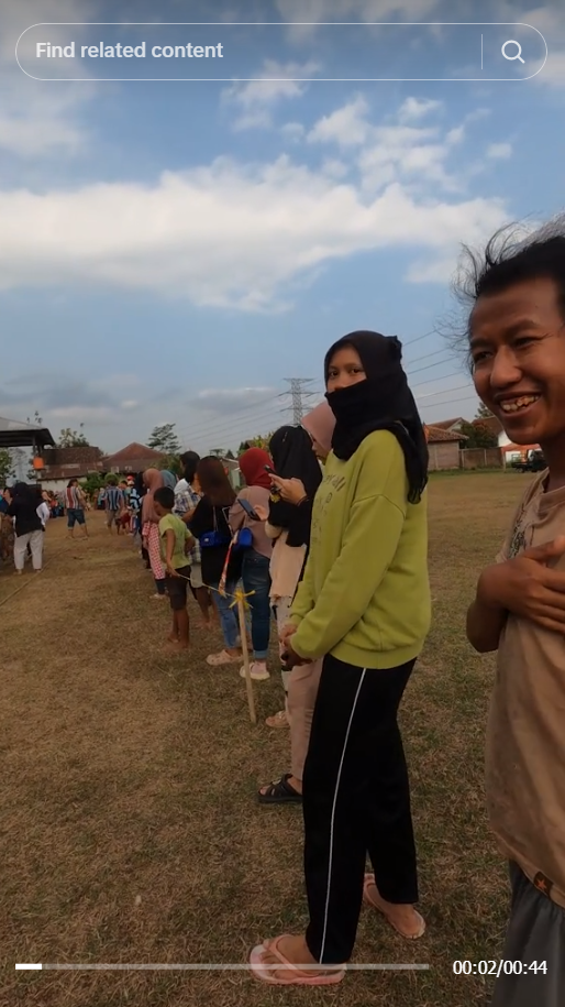 Bertemu Teman Lama, Fotografer ini Tak Segan Menyapa dan Gercep Motret untuk Kenang-Kenangan